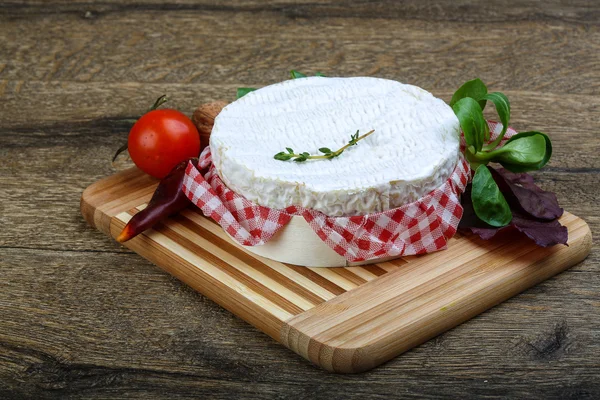 Camembert com tomilho — Fotografia de Stock