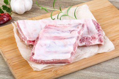 Çiğ domuz kaburgası