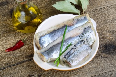 Dereotu ile ringa balığı filetosu