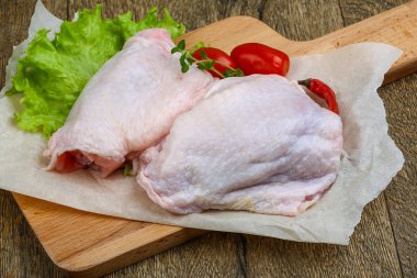 Çiğ tavuk bacağı.