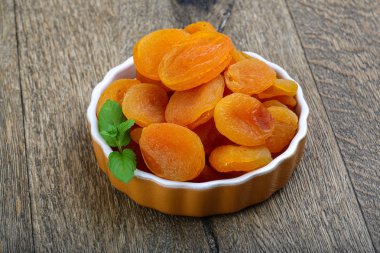 Kasede kurutulmuş kayısı.