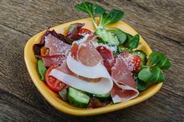 Salatalık salatası jambon
