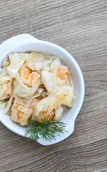 Camarones wanton con hojas de eneldo —  Fotos de Stock