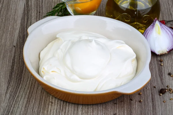Salsa de mayonesa servida huevo crudo — Foto de Stock