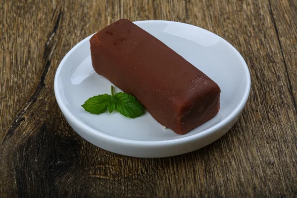 チョコレートの艶をかけられたコテージ — ストック写真