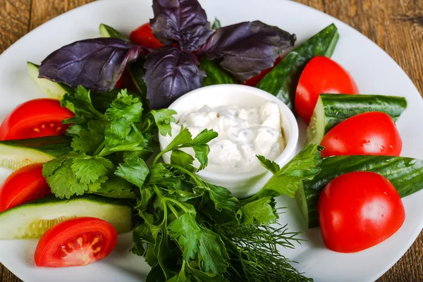 Rohes Gemüse mit Joghurt — Stockfoto