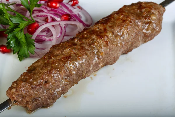 Carne kebab servido cebola — Fotografia de Stock