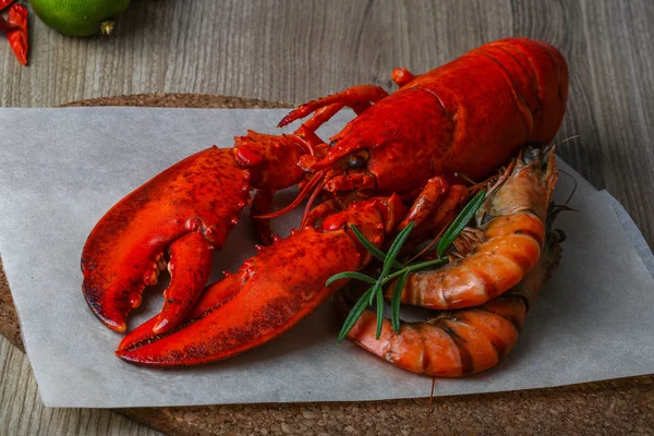 Grand homard cuit et crevettes — Photo