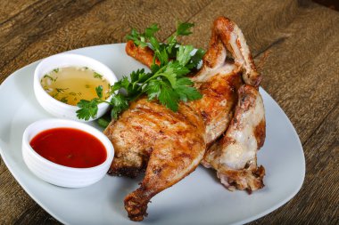 Soslar ile kavrulmuş tavuk