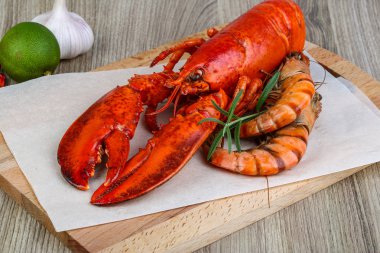 Büyük pişmiş ıstakoz ve karides