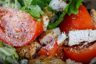 Tavuklu Sezar salatası