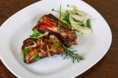 Izgara domuz pirzolası.