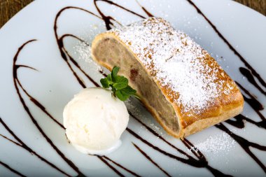 Tatlı Strudel dondurma ile