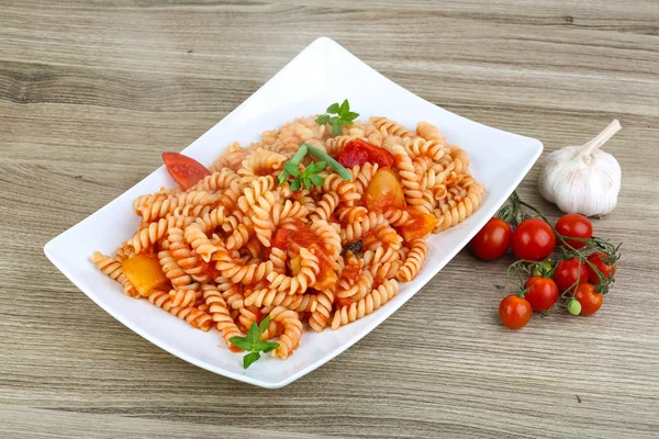 Leckere Nudeln mit Tomaten — Stockfoto