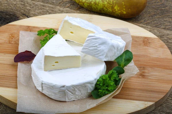 Camembert mit Petersilie — Stockfoto