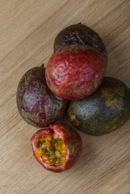 tropikal tutku meyvesi