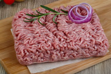 çiğ kıyılmış domuz eti