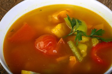 Sıcak somon çorbası