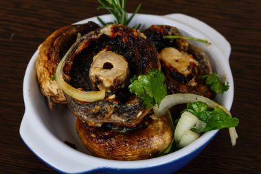 Rosemary ile pişmiş petrol