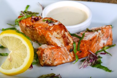 Soslu fırında somon balığı