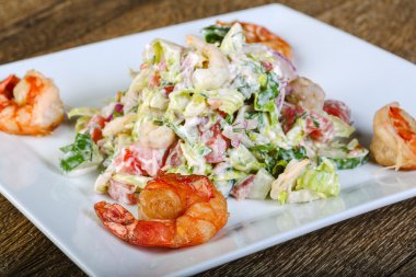 Karides salatası kiraz domates ile