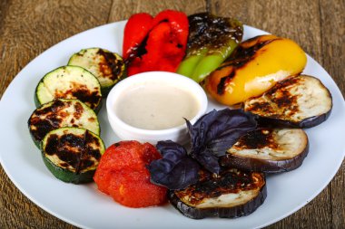 Sıcak sulu ızgara sebze