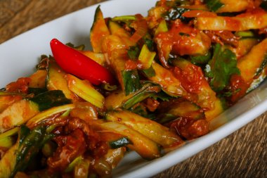 Sebzeli kızarmış tavuk.