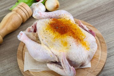 Baharatlı çiğ tavuk.