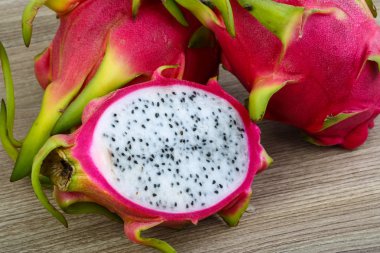 tropik ejderha meyvesi