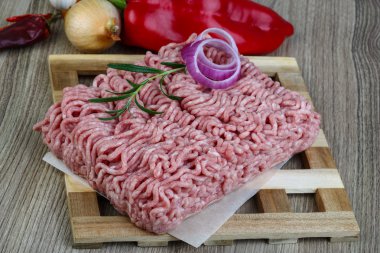 çiğ kıyılmış domuz eti