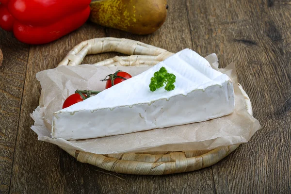 Brie peyniri üçgen — Stok fotoğraf