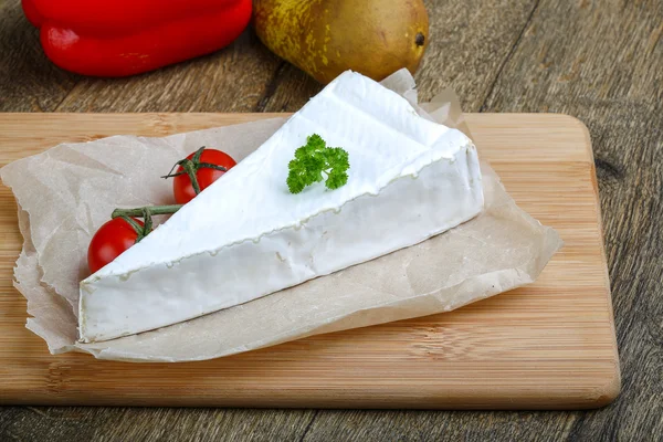 Brie peyniri üçgen — Stok fotoğraf
