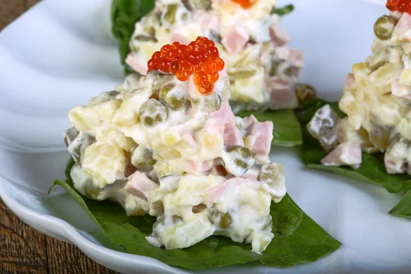 Salada russa com caviar vermelho — Fotografia de Stock