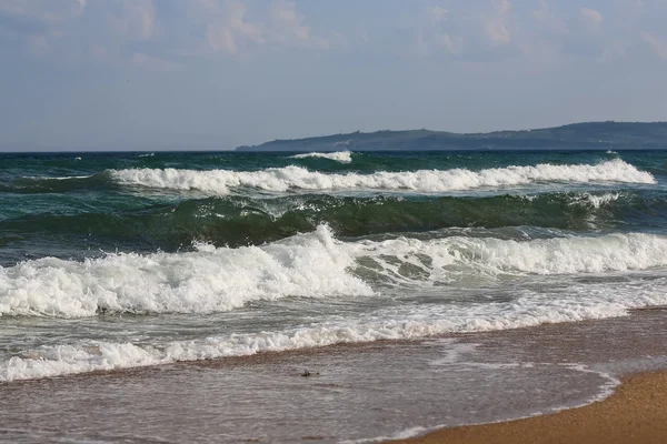 Costa del Mar Negro con olas —  Fotos de Stock