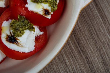 geleneksel caprese salatası
