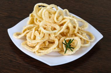 Kızarmış soğan halkaları.