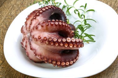 Büyük haşlanmış ahtapot