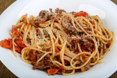 Spagetti Bolonez parmesan ile