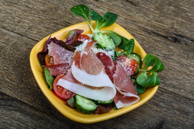 Salatalık salatası jambon