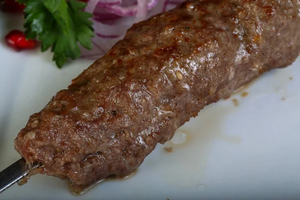Carne kebab servido cebolla —  Fotos de Stock