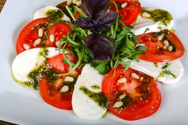 İtalyan Caprese salatası
