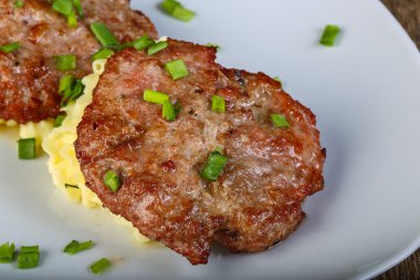 Pirzola ezdim patates ile