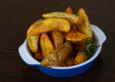 Biberiyeli kızarmış patates.