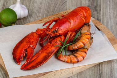 Büyük pişmiş ıstakoz ve karides