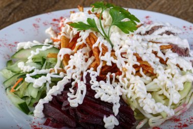 Sığır eti ve sebze salatası