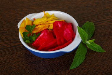 Kırmızı ve sarı lahana turşusu