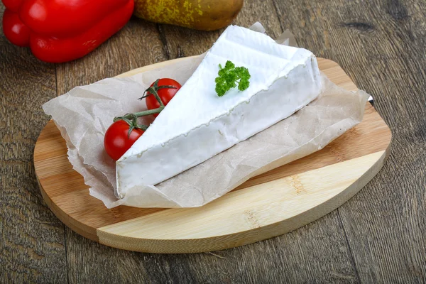 Brie peyniri üçgen — Stok fotoğraf