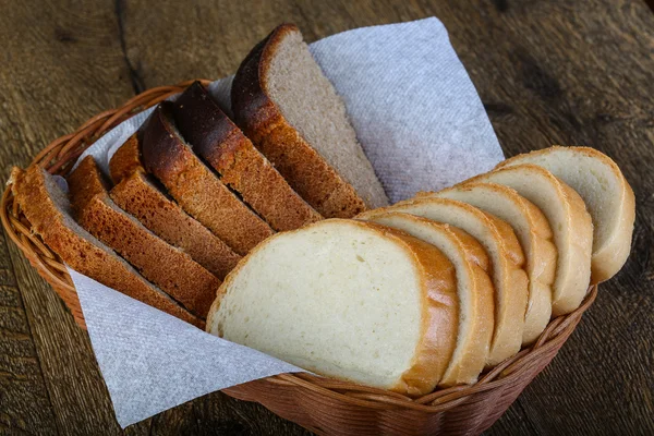 Pan rebanado en el festejado — Foto de Stock