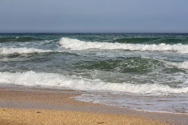 Pantai Laut Hitam dengan ombak — Stok Foto