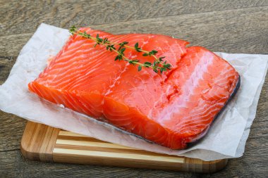 Çiğ somon filetosu.